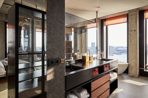 Suite (Sir) | Badezimmer | Dusche, Regendusche, Designer-Toilettenartikel, Haartrockner