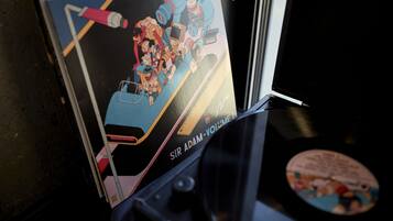 Un disque vinyle et un livre à la couverture colorée.