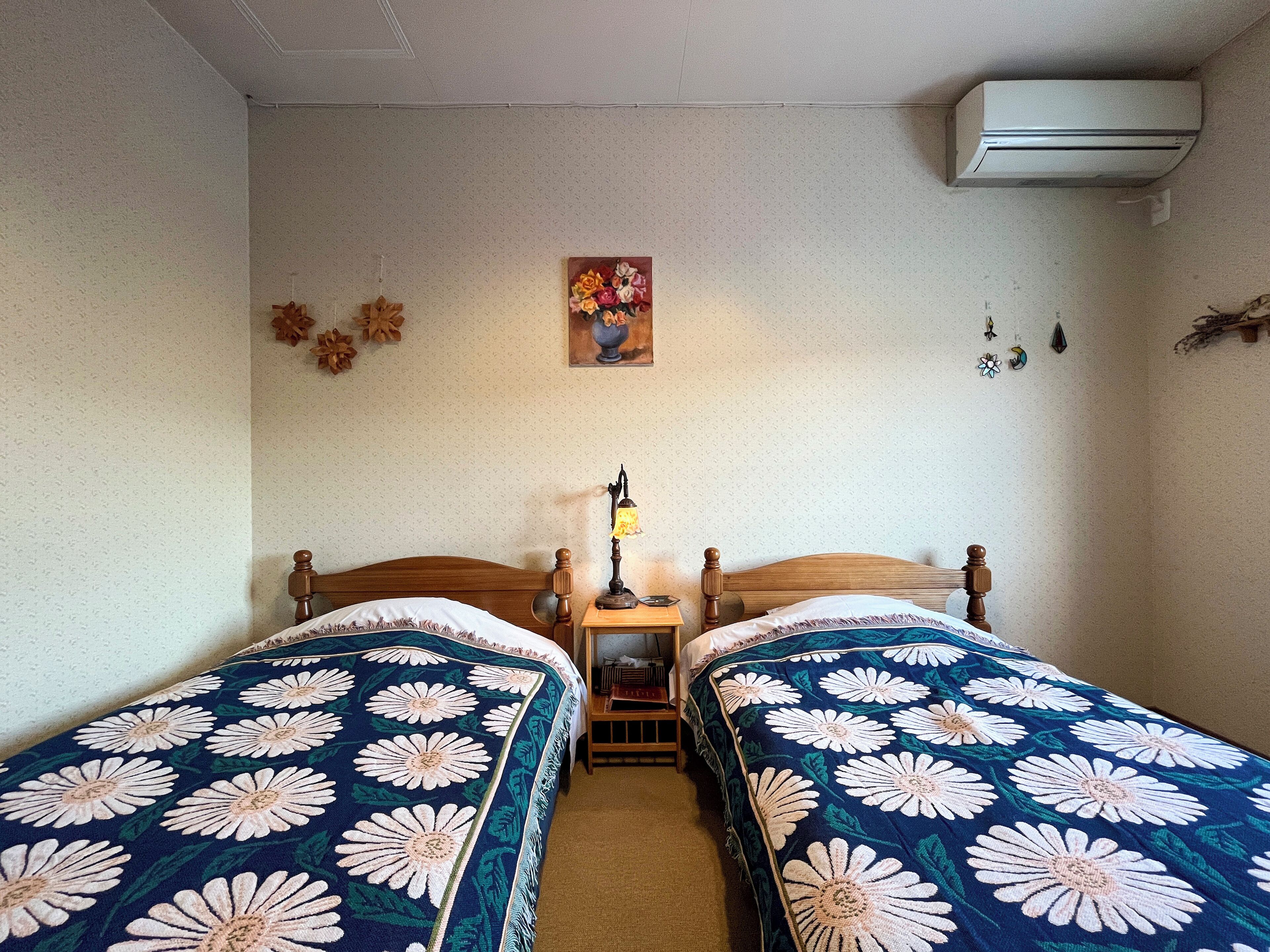 Chambre avec lits jumeaux, non-fumeur, salle de bains commune | Accès au Wi-Fi (inclus), literie fournie