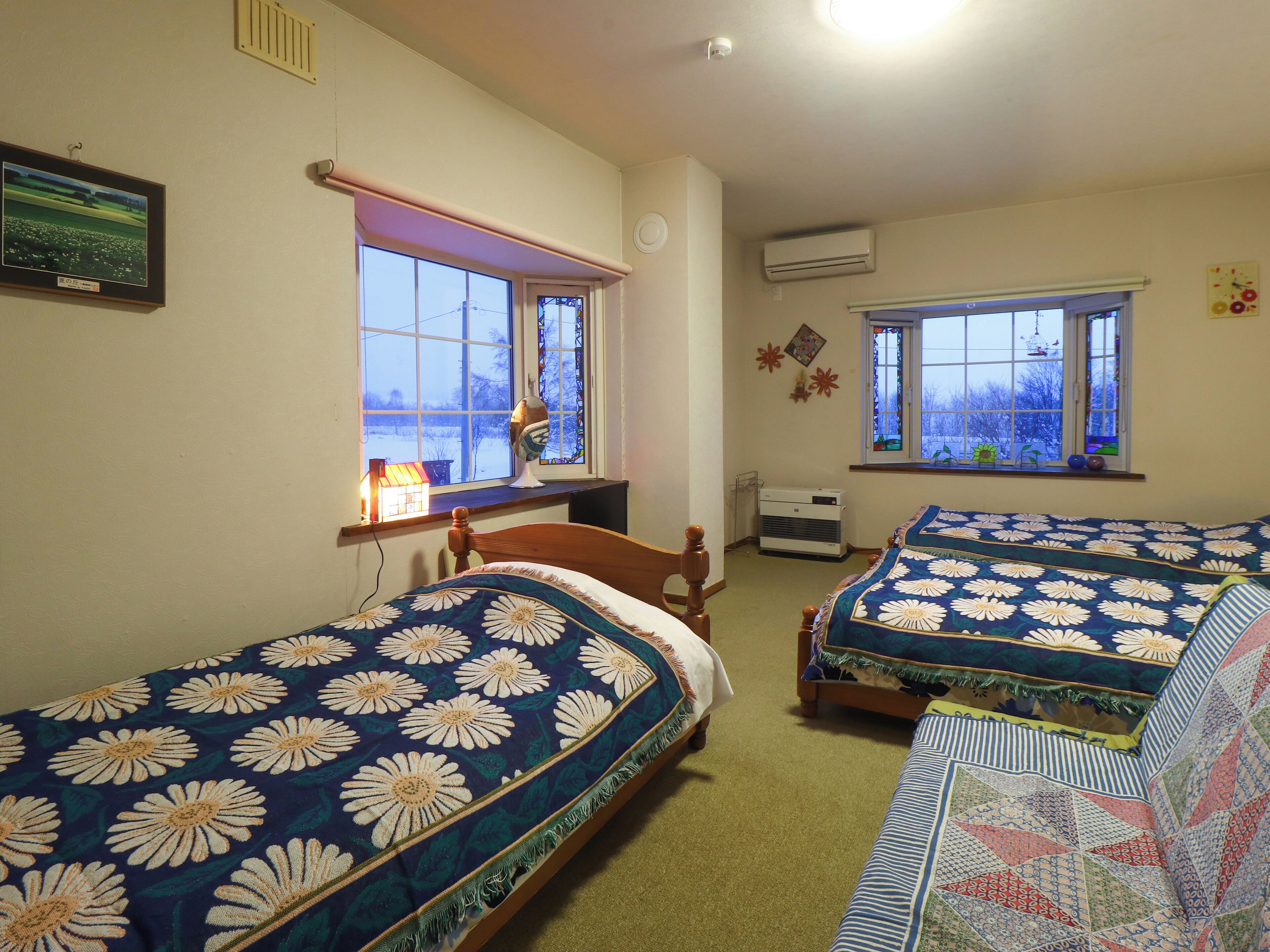 Chambre triple, non-fumeur, salle de bains commune | Accès au Wi-Fi (inclus), literie fournie