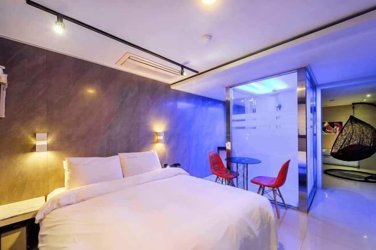 Premium bedding, down comforters, WiFi (free), individually decorated