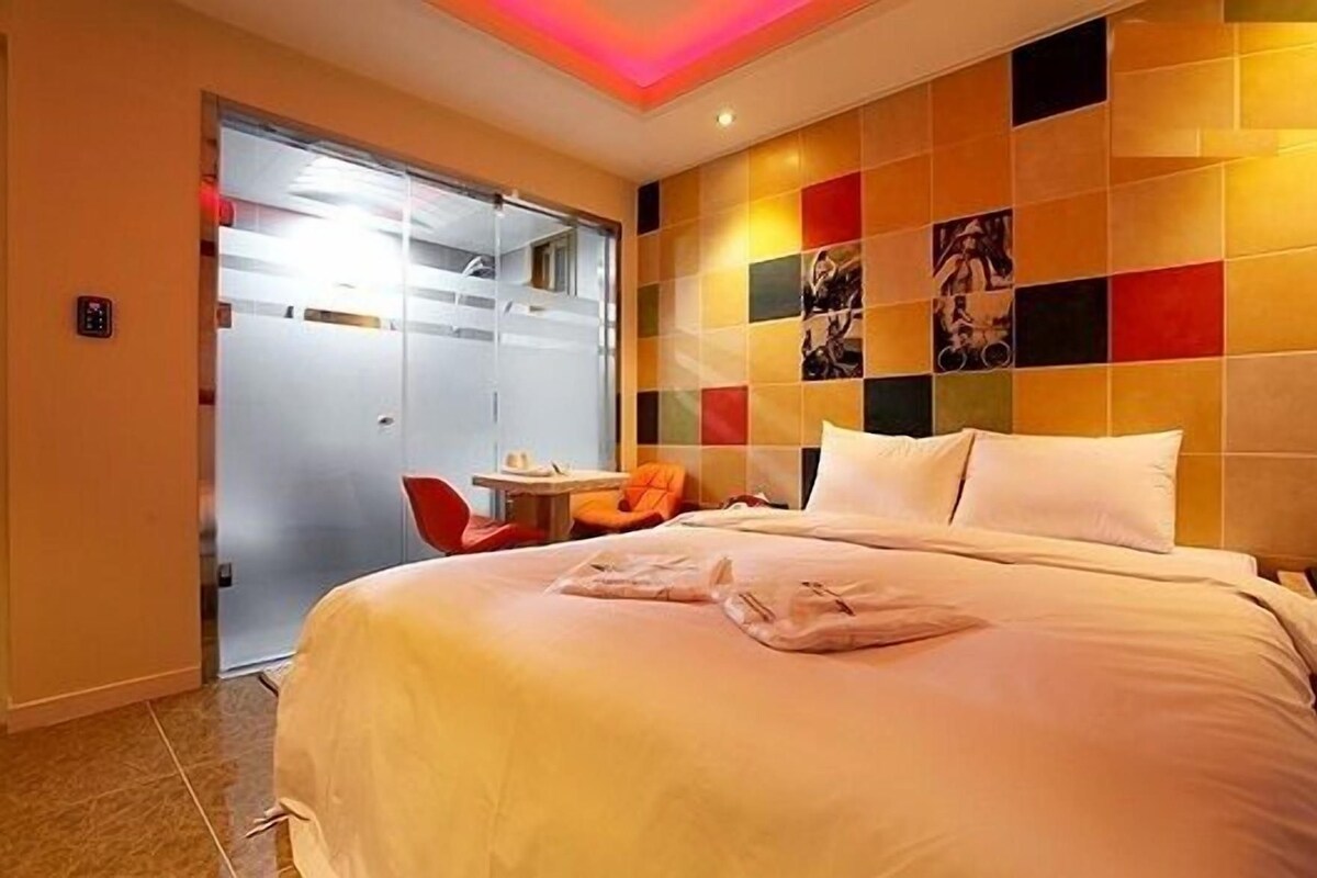 Premium bedding, down comforters, WiFi (free), individually decorated
