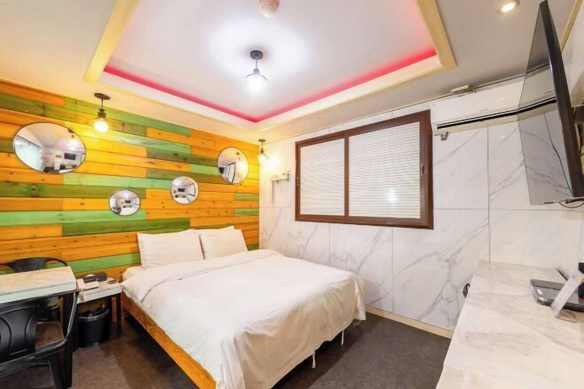 Premium bedding, down comforters, WiFi (free), individually decorated