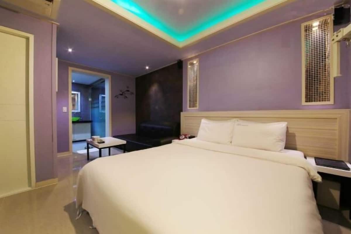 Premium bedding, down comforters, individually decorated, free WiFi