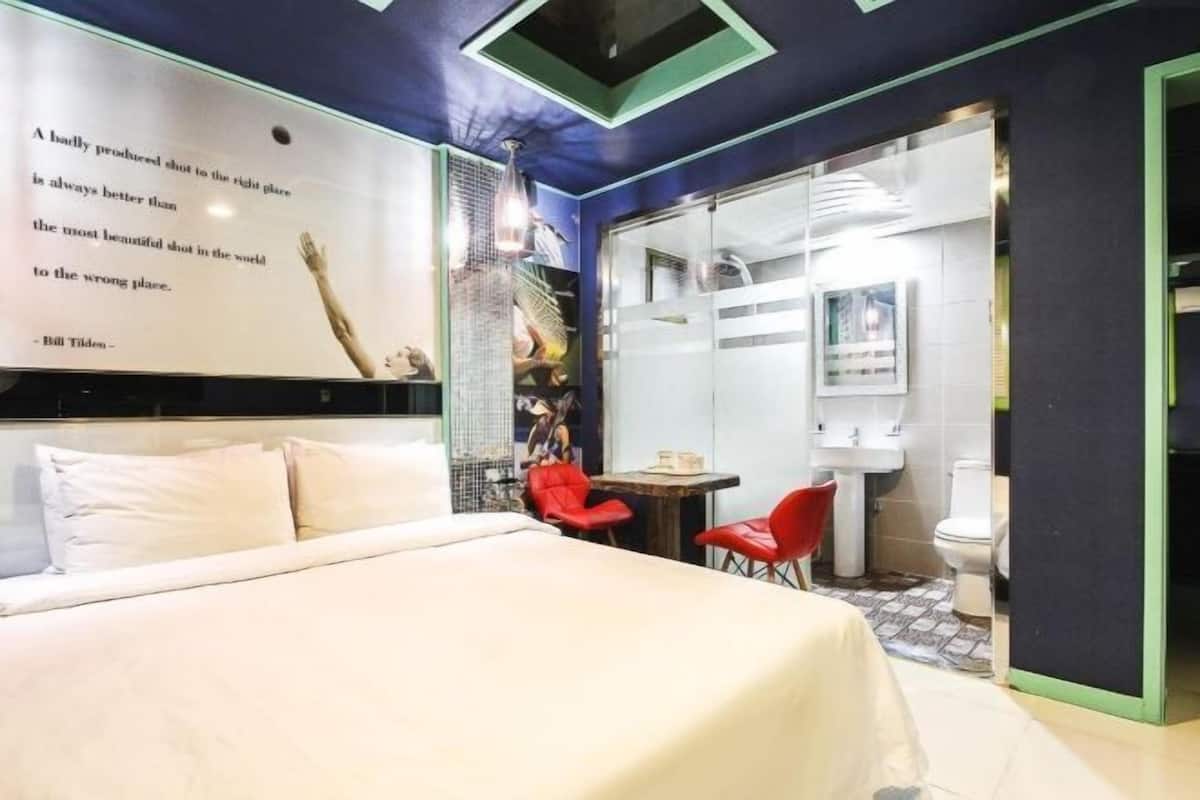 Premium bedding, down comforters, individually decorated, free WiFi