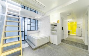 Romantisk loftsleilighet (Netflix available) | Oppholdsrom | En 47-tommers smart-TV med digitale kanaler samt Netflix