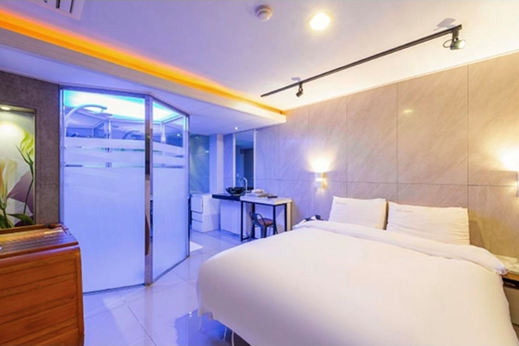 Premium bedding, down comforters, individually decorated, free WiFi