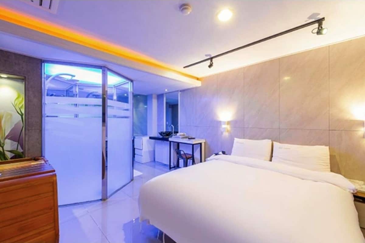 Ropa de cama de alta calidad, cubrecamas y wifi gratis