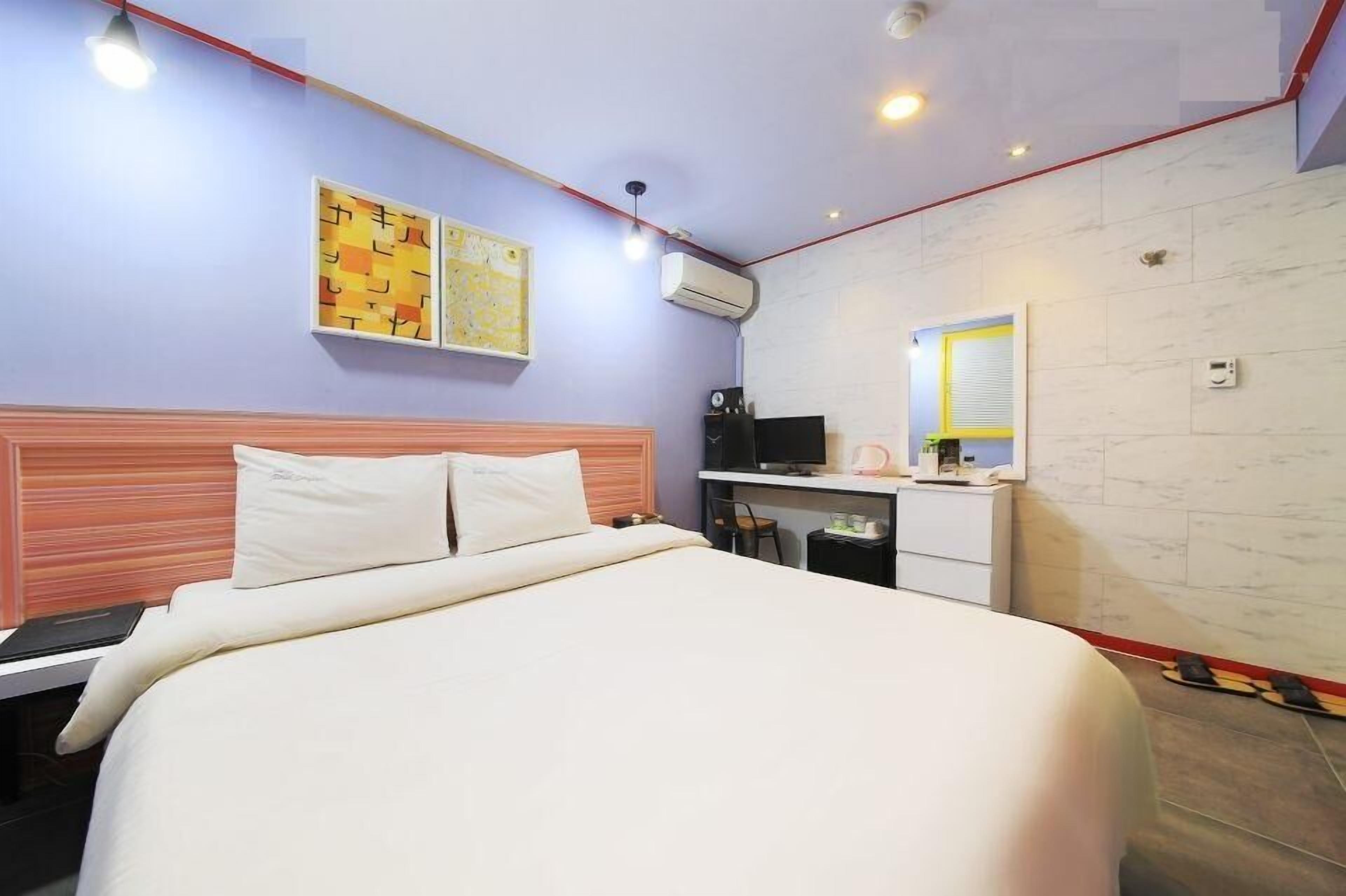 Premium bedding, down comforters, individually decorated, free WiFi