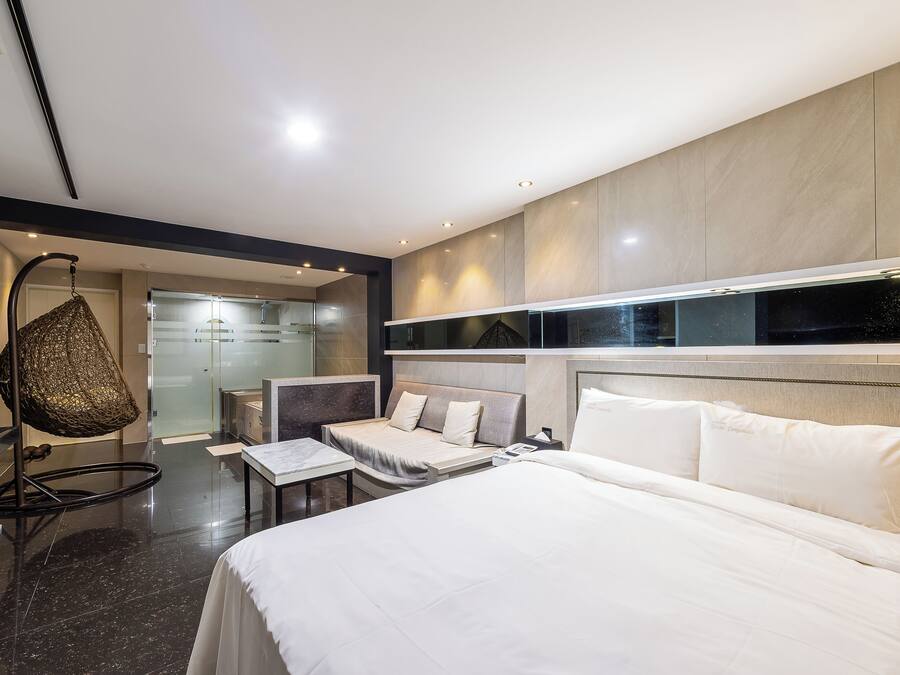 Royal Suite (Netflix available) | Premium bedding, down duvets, individually decorated, free WiFi