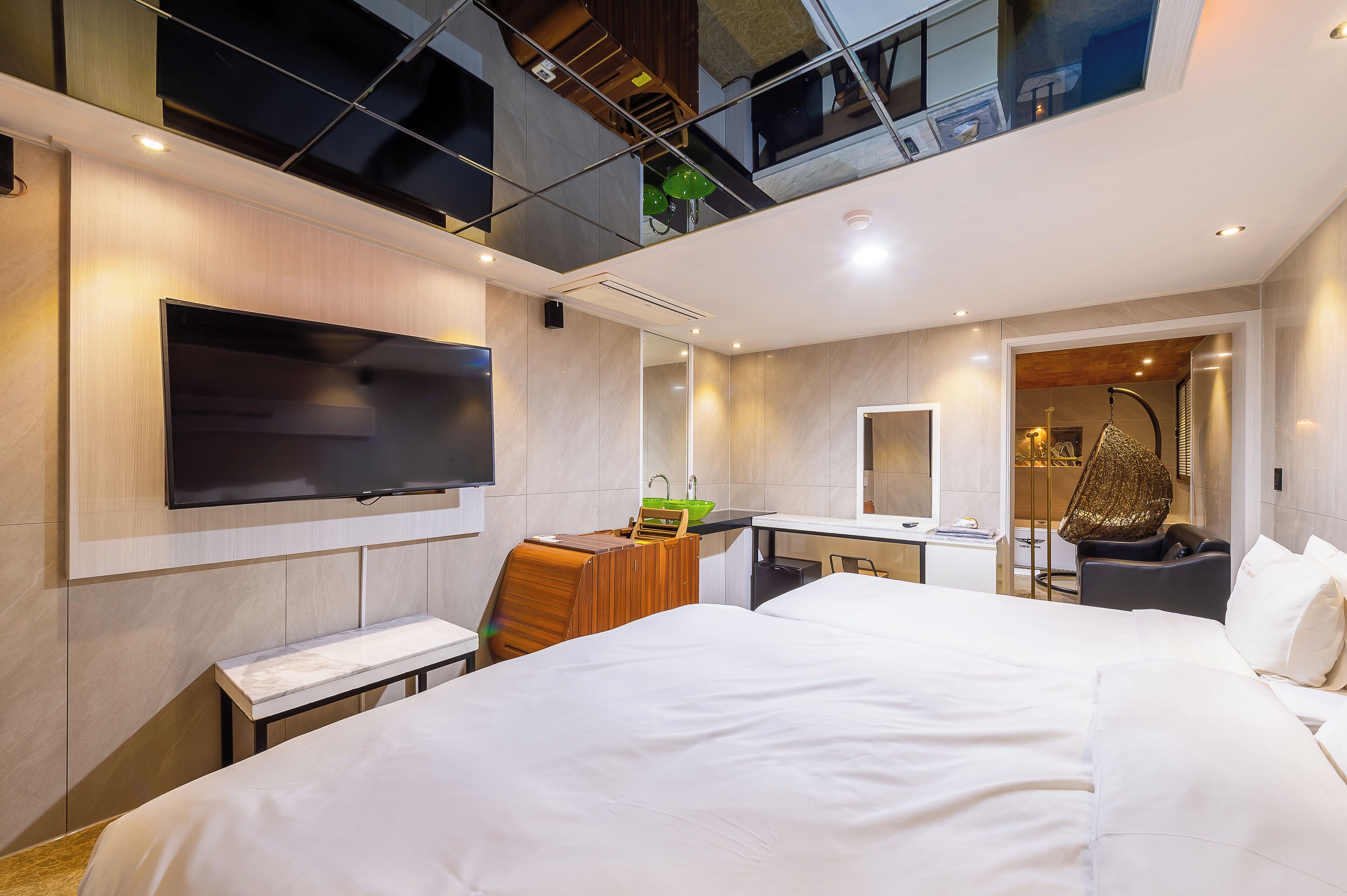 Royal Twin Room | Premium bedding, down duvets, individually decorated, free WiFi