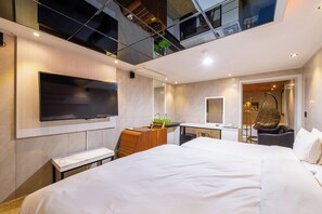 Royal-Zweibettzimmer | Hochwertige Bettwaren, Daunenbettdecken, individuell dekoriert