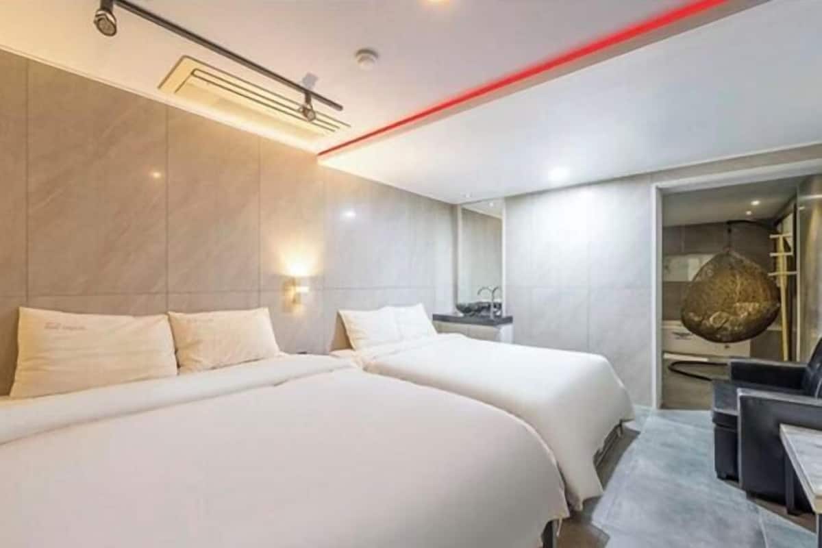 Premium bedding, down comforters, individually decorated, free WiFi