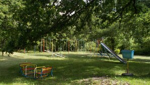 Área de juegos infantiles al aire libre