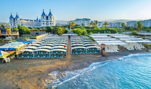Plage privée, chaises longues, bar de plage
