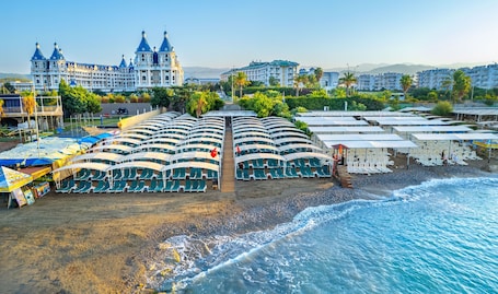 Private beach, sun-loungers, beach bar. Senza The Inn Resort & Spa
