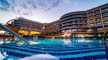 2 piscinas al aire libre, sombrillas, tumbonas