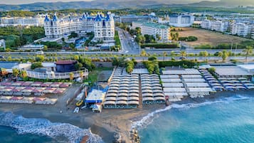 Playa privada, camastros y bar en la playa
