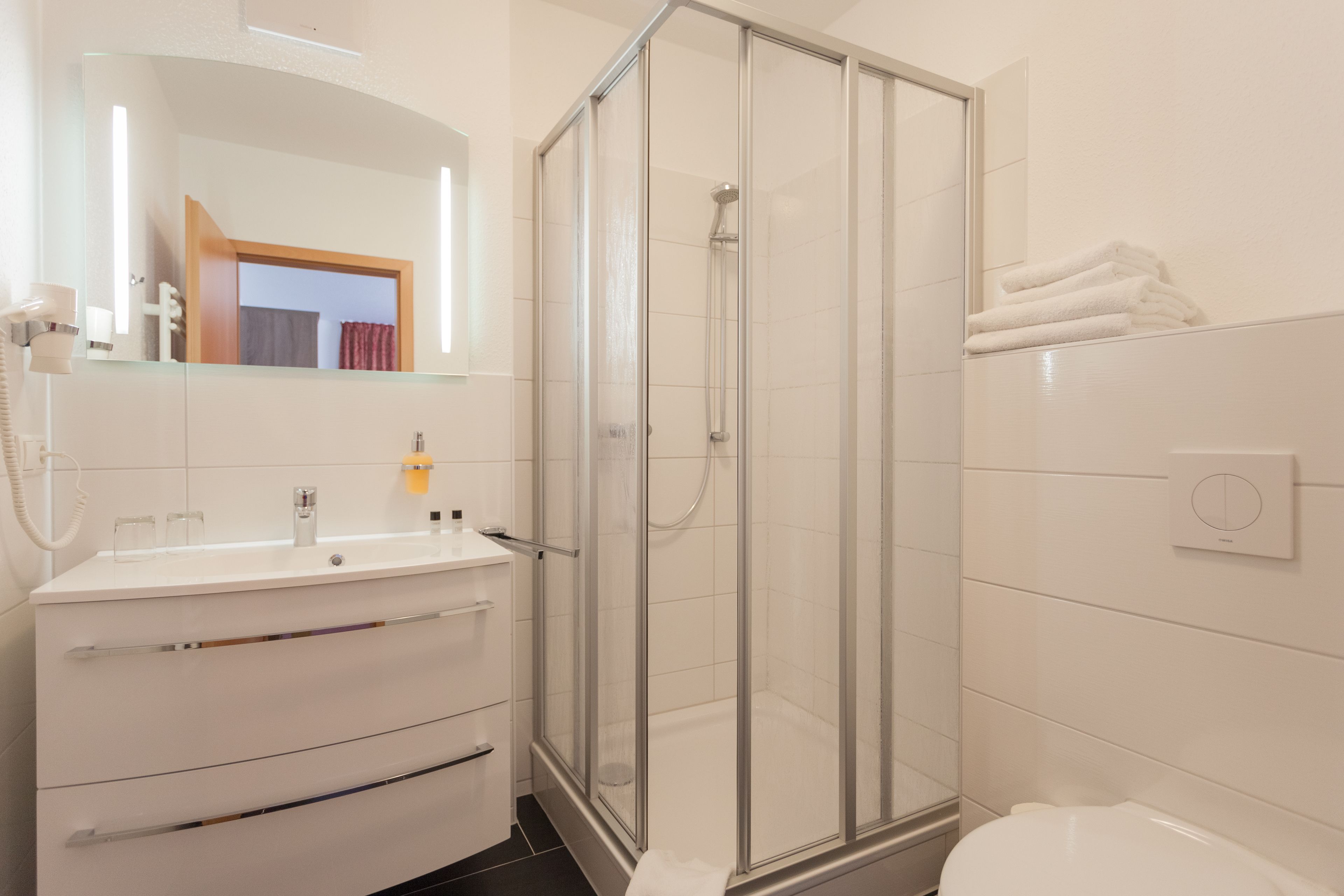 shower, free toiletries, hair dryer, towels