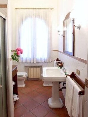 Villa Luxe, 2 chambres | Salle de bain | Baignoire à jets, articles de toilette gratuits, sèche-cheveux, bidet