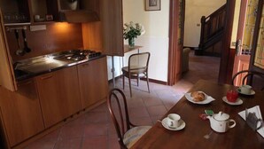 Luksusvilla, 2 soverom | Spiseområde på rommet