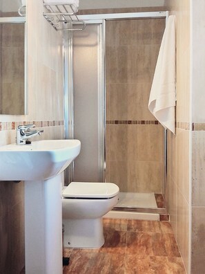 Dusche, kostenlose Toilettenartikel, Haartrockner, Handtücher