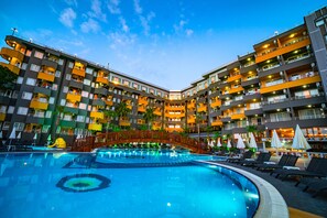 室内游泳池，3 室外游泳池，池畔遮阳伞，日光浴躺椅