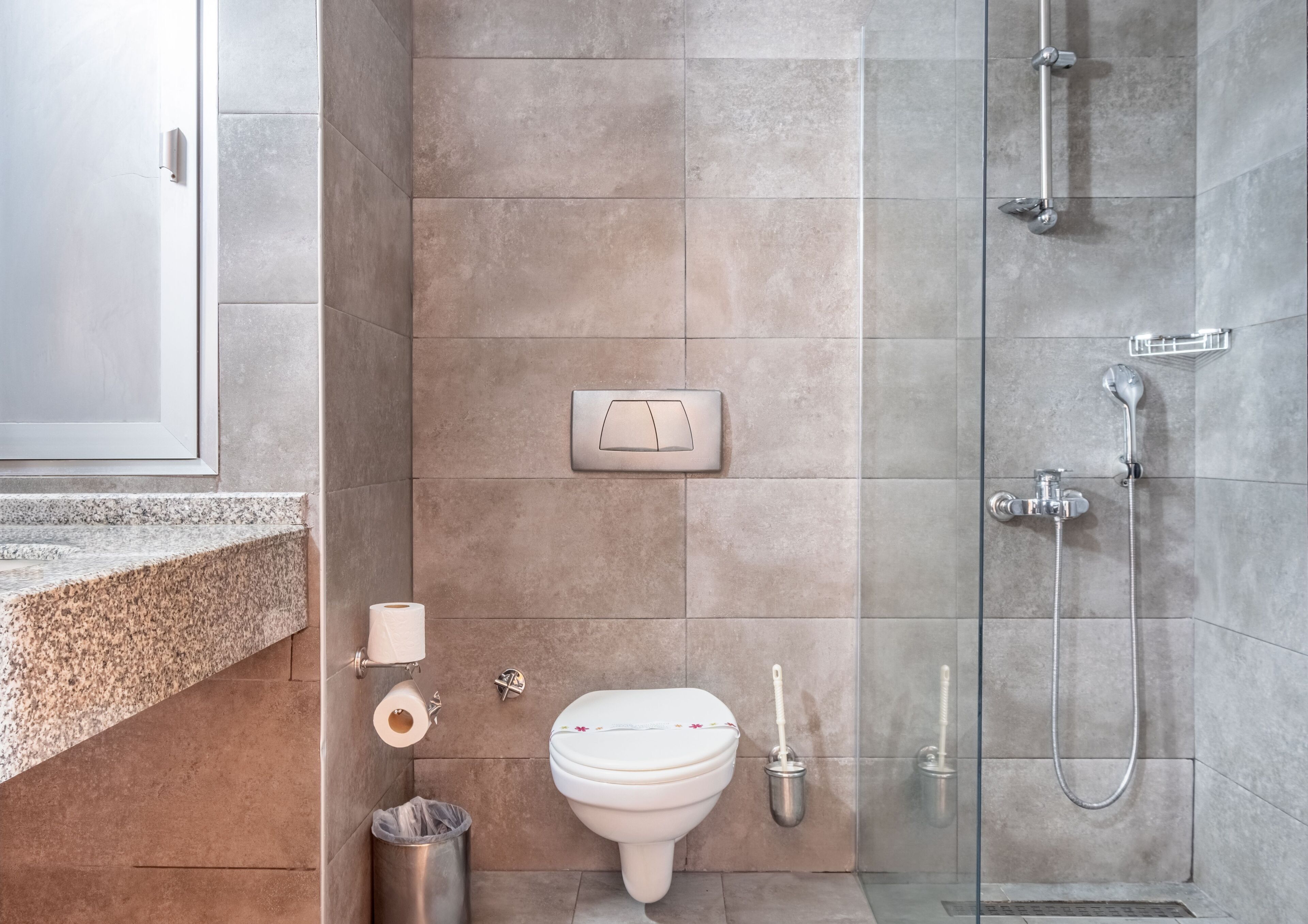 Une salle de bain moderne équipée de toilettes, d’un bidet et d’une douche.