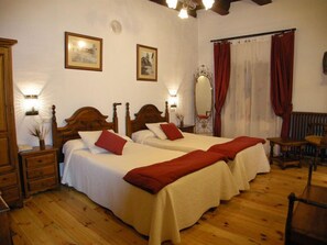 Escritorio, cortinas blackout y tabla de planchar con plancha 