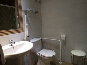 A bathroom with a sink, toilet, and glass shower enclosure. - La Posada de Carmen (Chane)
