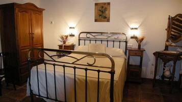 Habitación con 1 cama doble o 2 individuales | Escritorio, cortinas opacas, tabla de planchar con plancha