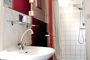 Douche, articles de toilette gratuits, serviettes fournies, savon