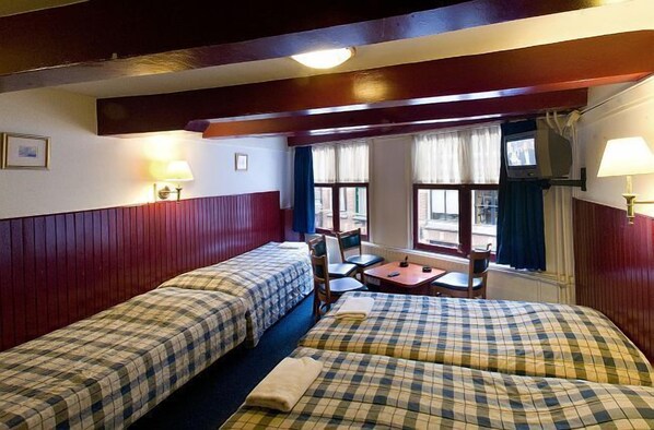 5 person room with shared bathroom | Free WiFi, bed sheets - Hotel De Mallemoolen (Amsterdam)