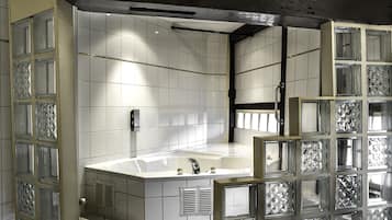 Habitación doble, hidromasaje | Escritorio, cortinas blackout, cunas gratuitas y camas extra