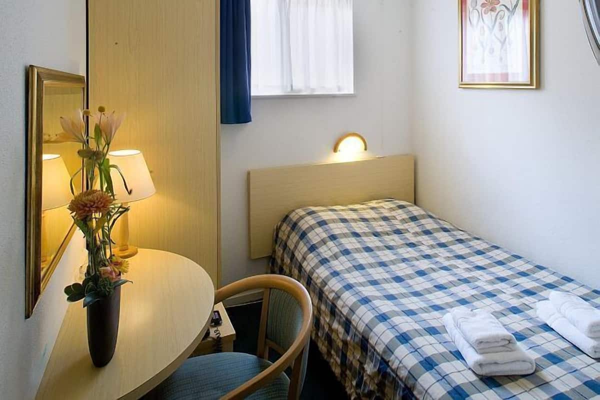 Enkelrum | Skrivbord, mörkläggningsgardiner, gratis barnsängar och extrasängar