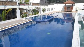 Een buitenzwembad, gratis zwembadcabana's