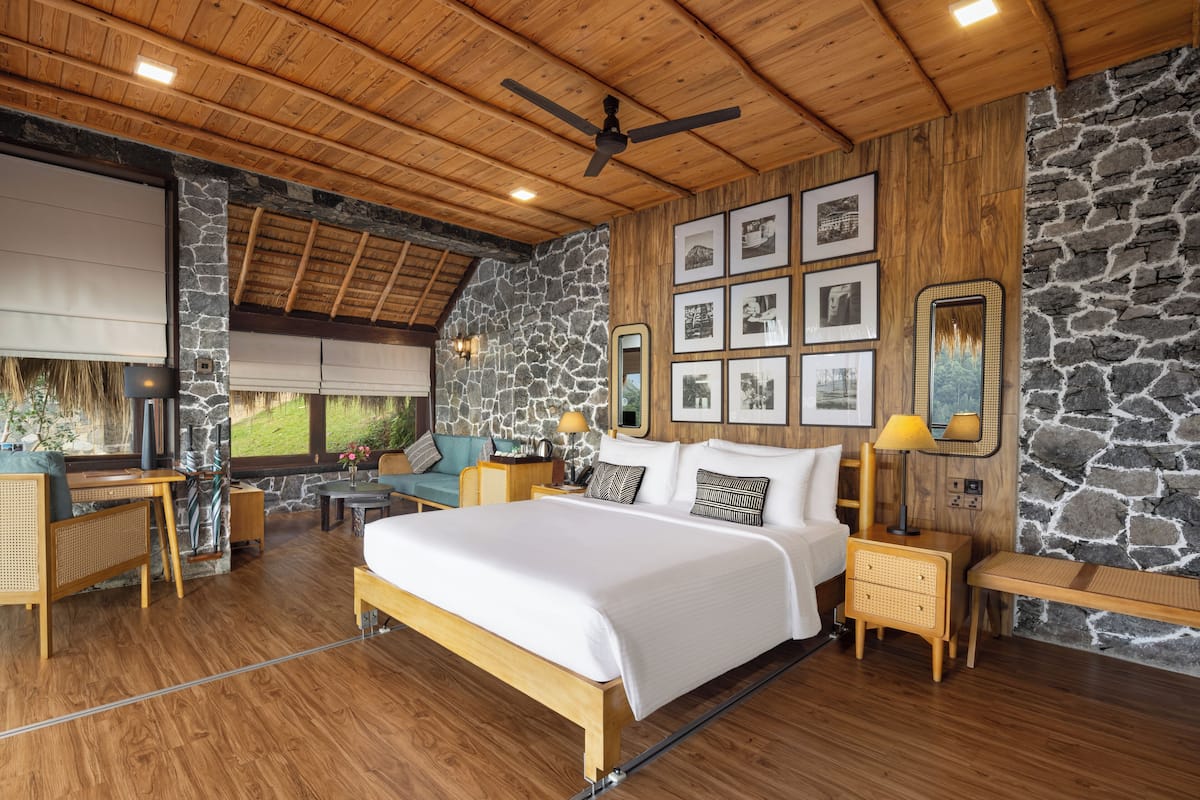 Roupas de cama premium, frigobar, cofres nos quartos, escrivaninha