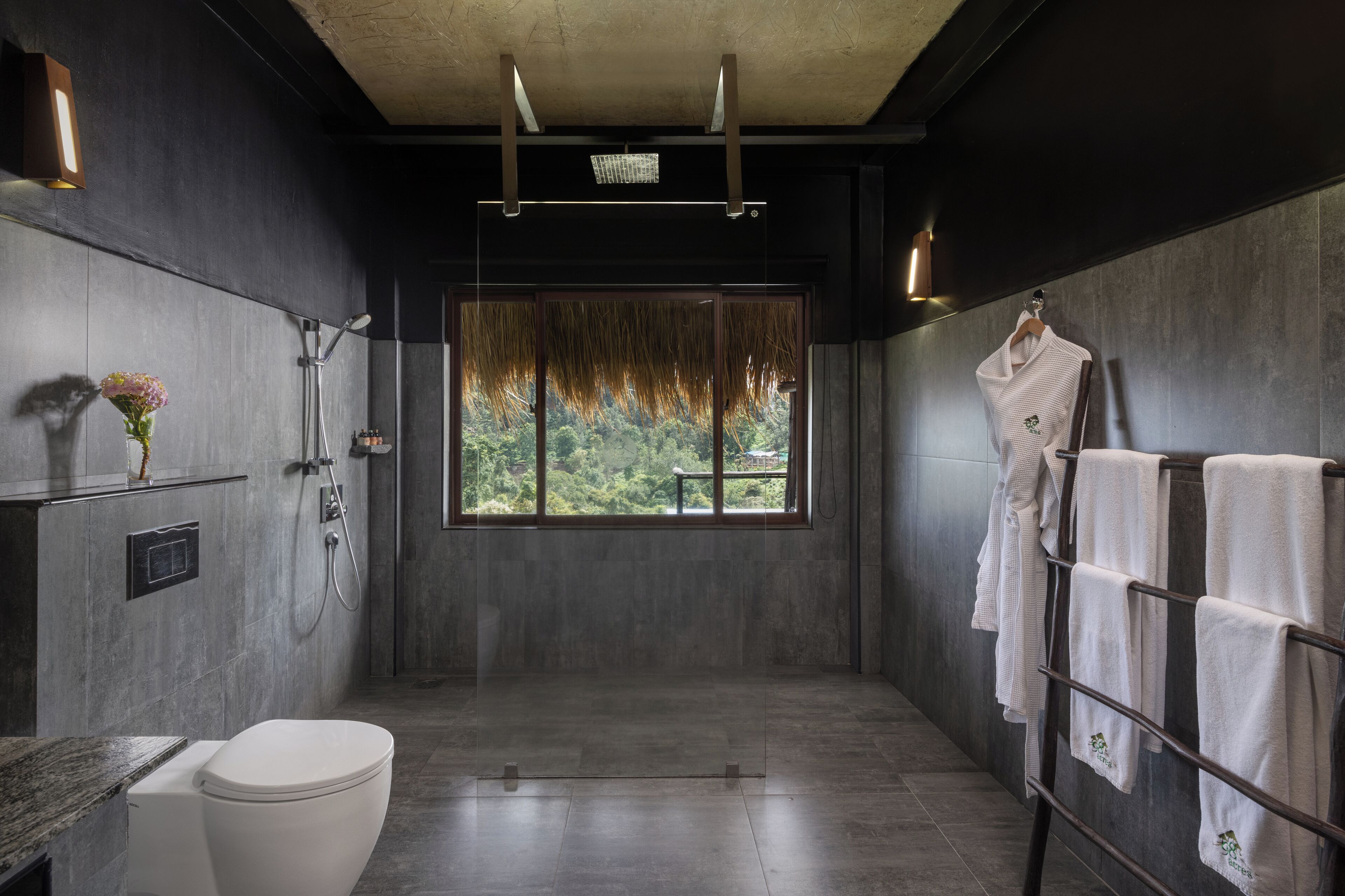 Un baño moderno con inodoro, ducha y toallero.