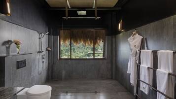 Un baño moderno con inodoro, ducha y toallero.