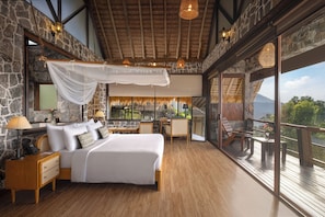 Honeymoon kamer, uitzicht op bergen | Luxe beddengoed, een minibar, een kluis op de kamer, een bureau