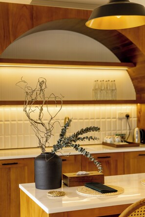 Suite, balcón, vista a la montaña | Cocina privada | Cafetera y tetera, tetera eléctrica y artículos de limpieza ecológicos