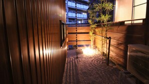 A narrow alleyway with wooden walls and a bamboo plant. - Hashibaan (Kanazawa)