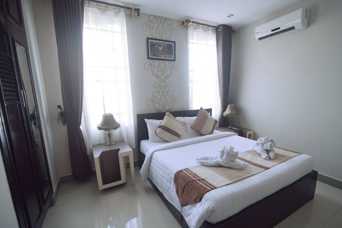 In-room safe, desk, rollaway beds (surcharge), WiFi (free)