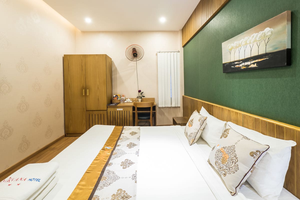 Habitación doble clásica, 1 cama Queen size, para no fumadores | Ropa de cama de alta calidad, minibar, escritorio y cortinas blackout