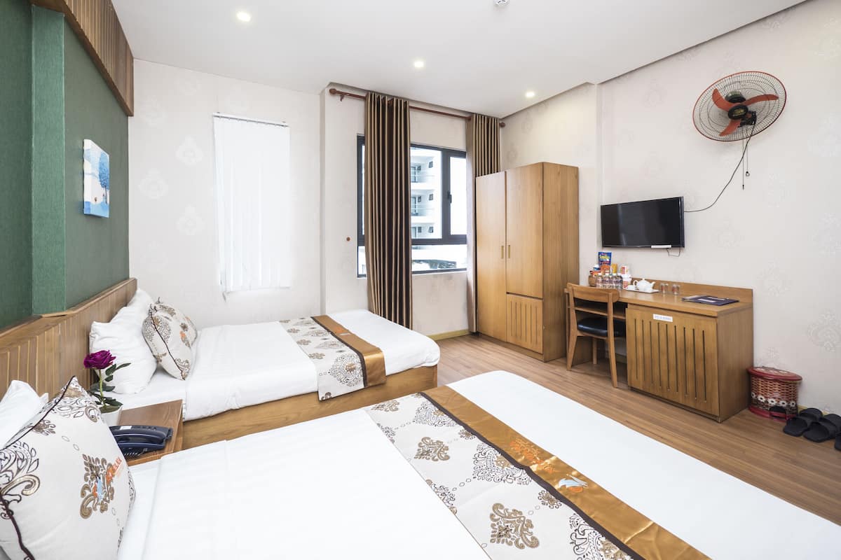Habitación cuádruple superior, 2 camas matrimoniales, para no fumadores, vista a la ciudad | Ropa de cama de alta calidad, minibar, escritorio y cortinas blackout