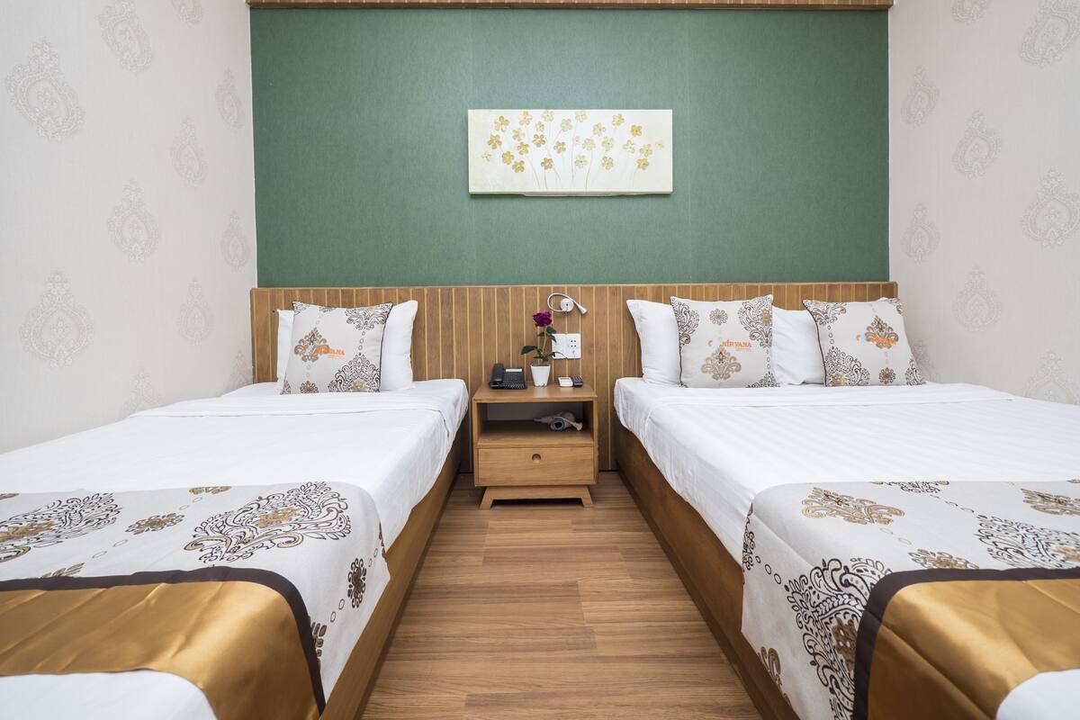 Habitación superior con 2 camas individuales | Ropa de cama de alta calidad, minibar, escritorio y cortinas blackout