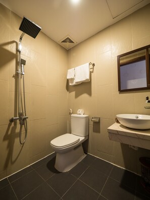 Superior-Vierbettzimmer, 2 Doppelbetten, Nichtraucher, Stadtblick | Badezimmer