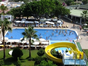 2 piscines extérieures, parasols, chaises longues