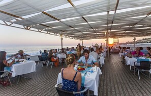 Breakfast, lunch, dinner served; international cuisine - The Garden Beach Hotel (Alanya)
