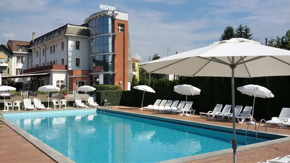 Hồ bơi ngoài trời 